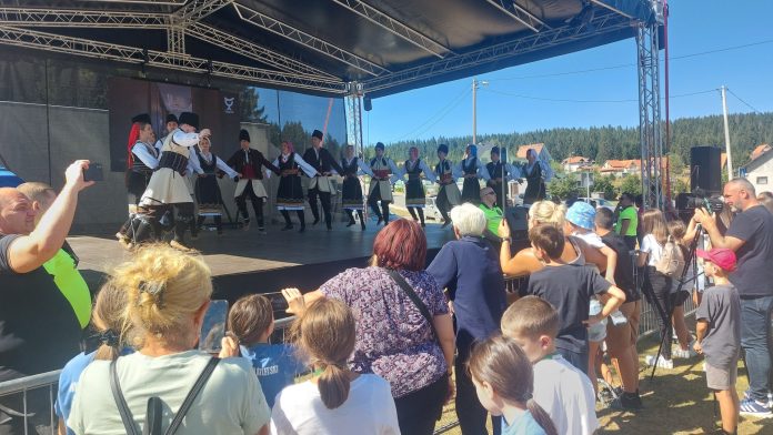 Publika na manifestaciji na Goliji uz kulturno-umetničke nastupe