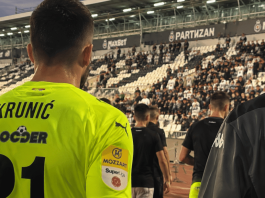 Navijači Partizana na tribinama tokom utakmice u Humskoj
