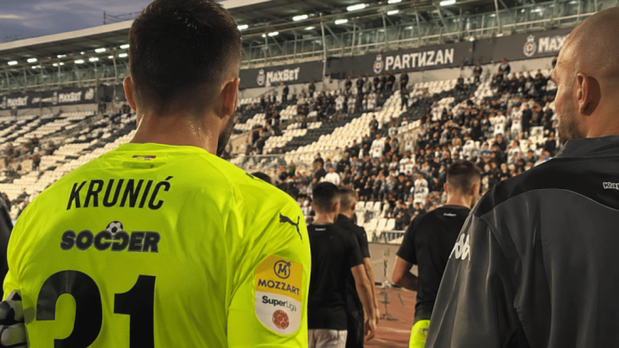 Navijači Partizana na tribinama tokom utakmice u Humskoj