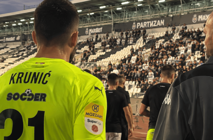 Navijači Partizana na tribinama tokom utakmice u Humskoj