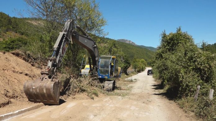 Mašine na terenu tokom početka rekonstrukcije puta Krajčinovići–Sastavci