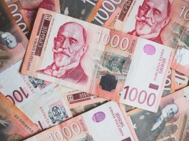 Ilustracija isplate novca i novčanice od 6.000 dinara