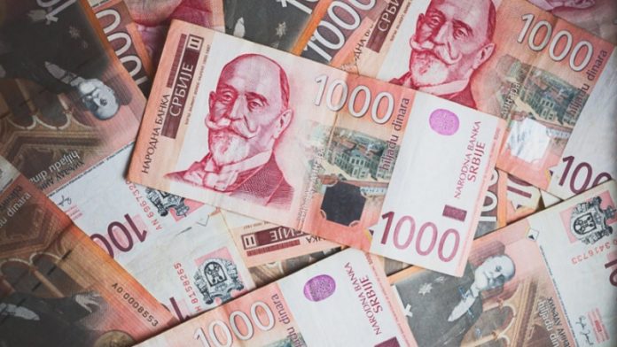 Ilustracija isplate novca i novčanice od 6.000 dinara
