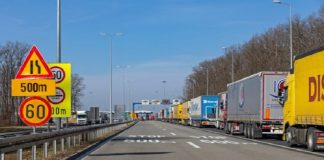 Protesti transportera na granicama EU od 14. septembra Kamioni i granični prijelaz prema državama članicama EU, ilustracija protesta transportera.