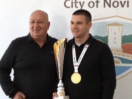 Muhamed Dupljak sa zlatnom medaljom nakon osvajanja titule u lou-kiku