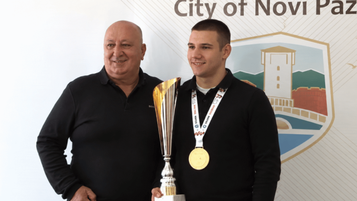 Muhamed Dupljak sa zlatnom medaljom nakon osvajanja titule u lou-kiku