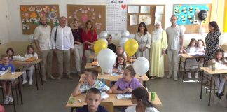 U OŠ „Vuk Karadžić“ upisano 190 prvačića u osam odjeljenja Učenici prvog razreda na upisu u OŠ „Vuk Karadžić“ u Novom Pazaru