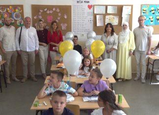 U OŠ „Vuk Karadžić“ upisano 190 prvačića u osam odjeljenja Učenici prvog razreda na upisu u OŠ „Vuk Karadžić“ u Novom Pazaru
