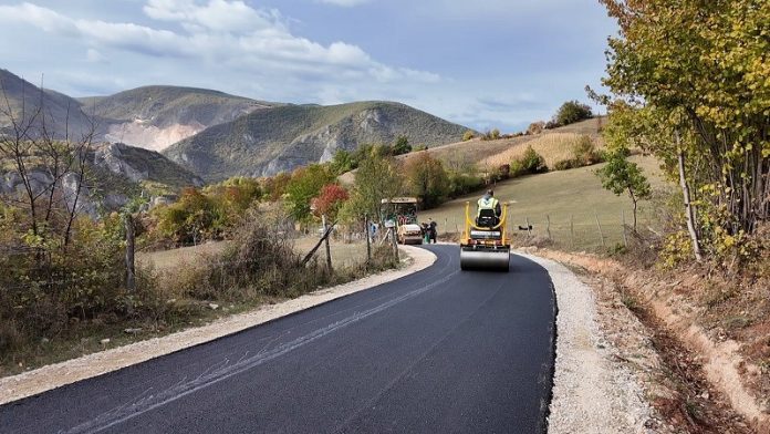 Meštani Bobovika dočekuju početak asfaltiranja puta