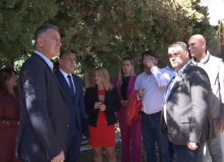 Biševac i Vlahović obišli radove na vrtiću Dečija radost Nihat Biševac i Sonja Vlahović tokom obilaska radova na vrtiću „Dečija radost“ u Novom Pazaru