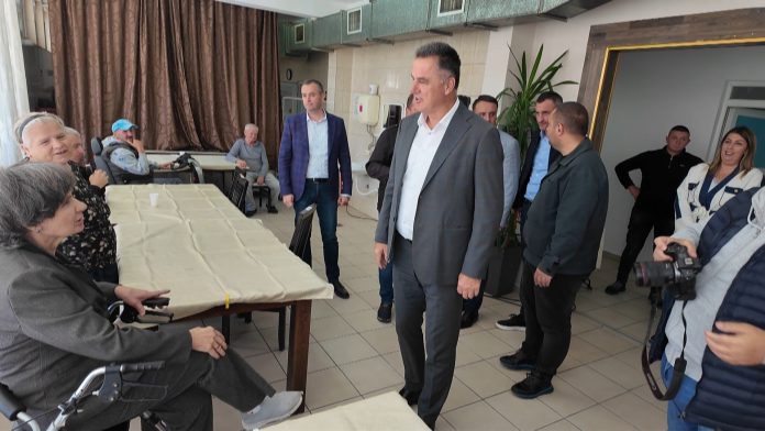 Nihat Biševac tokom obilaska Gerontološkog centra u Novom Pazaru