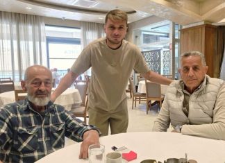 Fotografija trojice fudbalera spojila tri generacije Novog Pazara Fotografija Fikreta Grbovića, Envera Gusinca i Adema Ljajića u istom kadru