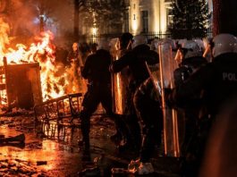 Policijski pripadnici i oštećenja nakon protesta u Tirani