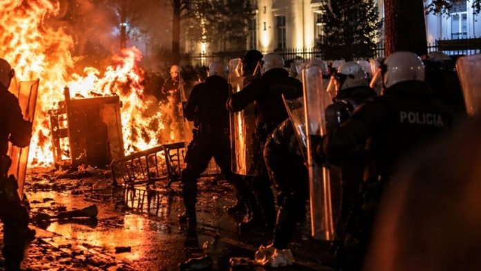 Policijski pripadnici i oštećenja nakon protesta u Tirani