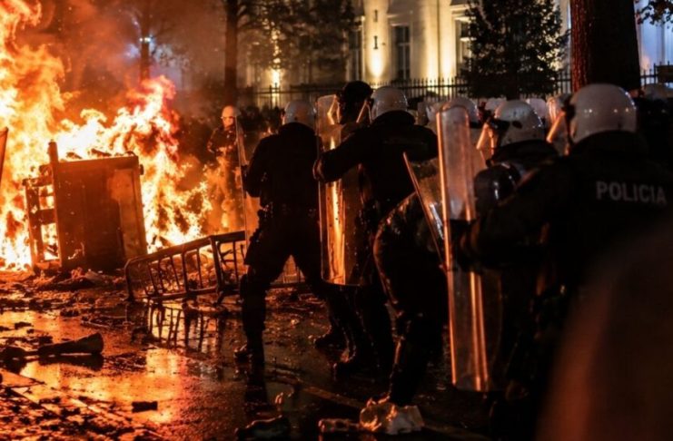 Policijski pripadnici i oštećenja nakon protesta u Tirani