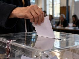 Biračko mesto na vanrednim parlamentarnim izborima u Srbiji