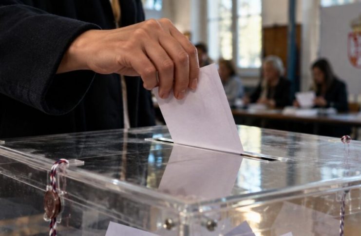 Biračko mesto na vanrednim parlamentarnim izborima u Srbiji