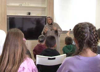 Kreativna radionica za decu: ljubav spaja, nasilje razdvaja Deca na kreativnoj radionici u Centru za decu i mlade „Duga“ povodom Dečije nedelje