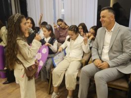 Mališani u razgovoru sa gradonačelnikom Nihatom Biševcem u Novom Pazaru