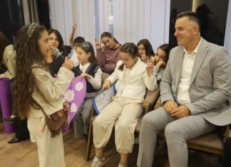 Mališani posetili gradonačelnika Biševca: pitanja i želje Mališani u razgovoru sa gradonačelnikom Nihatom Biševcem u Novom Pazaru