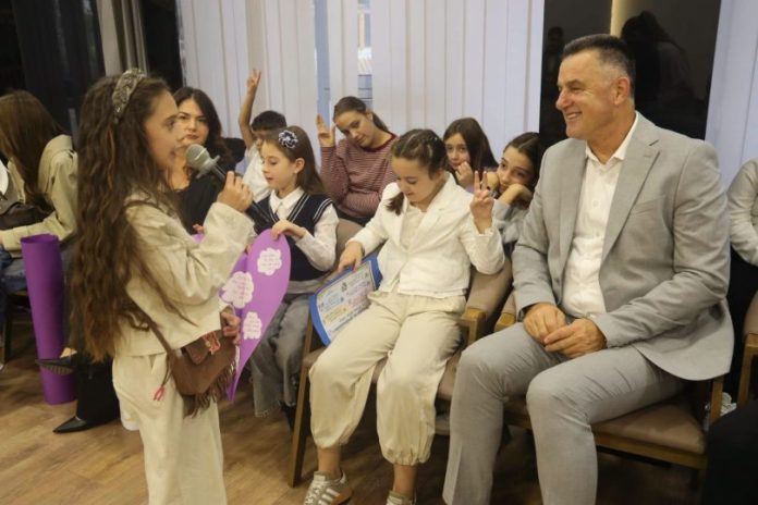 Mališani u razgovoru sa gradonačelnikom Nihatom Biševcem u Novom Pazaru