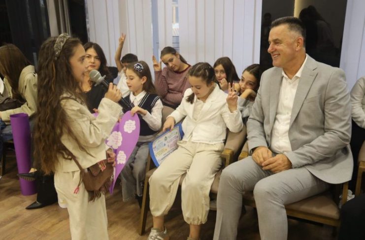 Mališani u razgovoru sa gradonačelnikom Nihatom Biševcem u Novom Pazaru