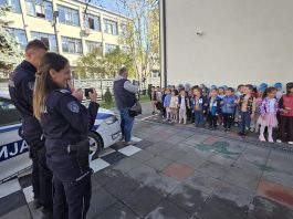 Policajci i mališani u vrtiću „Naše dete“ tokom programa „Policajac – prijatelj dece“