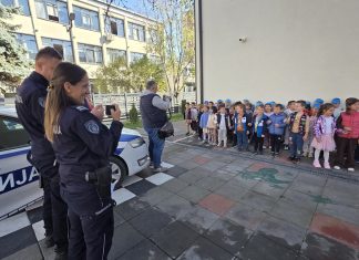 Mališani ugostili policajce u vrtiću „Naše dete“ Policajci i mališani u vrtiću „Naše dete“ tokom programa „Policajac – prijatelj dece“