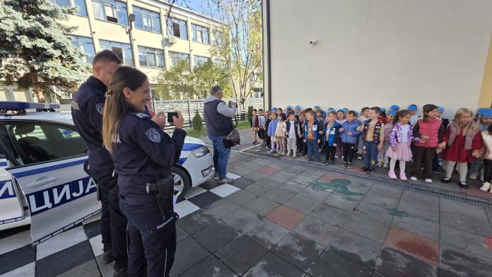 Policajci i mališani u vrtiću „Naše dete“ tokom programa „Policajac – prijatelj dece“