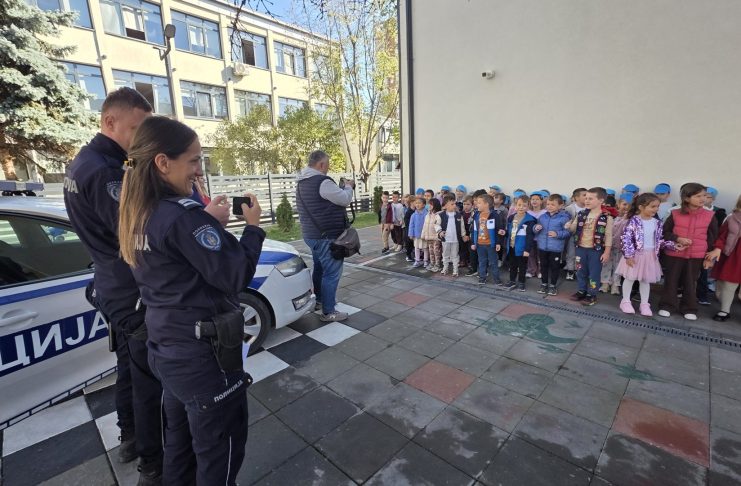 Policajci i mališani u vrtiću „Naše dete“ tokom programa „Policajac – prijatelj dece“