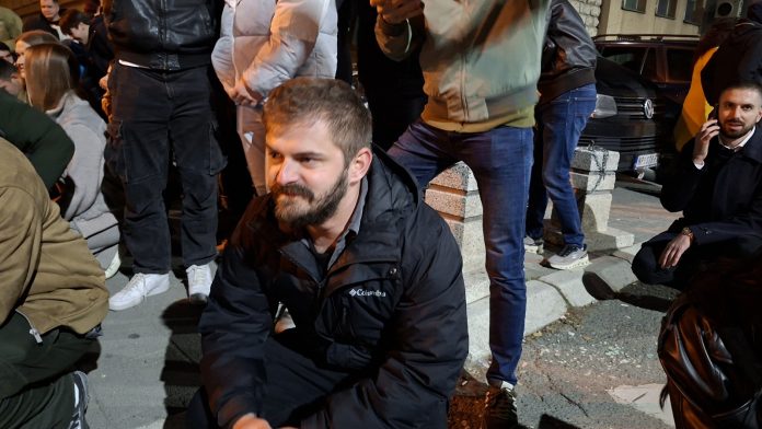 Adem Mavrić tokom proslave pobede Studentske liste u centru Novog Pazara