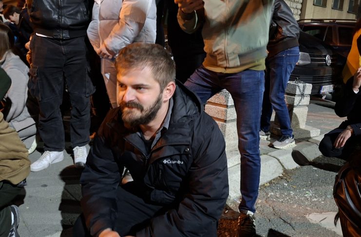 Adem Mavrić tokom proslave pobede Studentske liste u centru Novog Pazara
