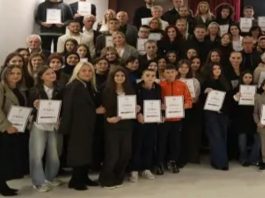 Učenici i nastavnici u Novom Pazaru tokom dodele plaketa i novčanih nagrada