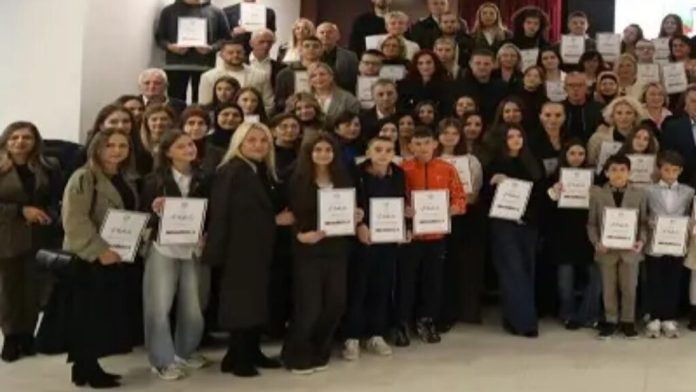 Učenici i nastavnici u Novom Pazaru tokom dodele plaketa i novčanih nagrada