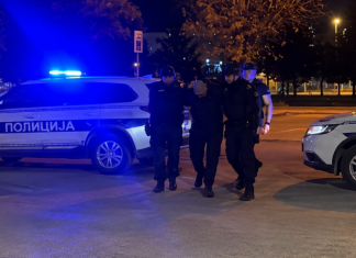 Osuđenik napadnut na sahrani majke u Novom Pazaru Policijska uprava u Novom Pazaru, hapšenje nakon incidenta na sahrani