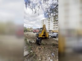 Radnici i oprema na gradilištu parking-prostora iza Centra za socijalni rad u Novom Pazaru