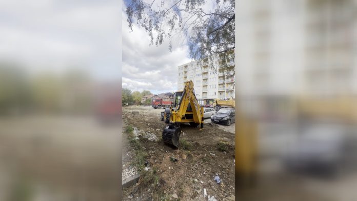Radnici i oprema na gradilištu parking-prostora iza Centra za socijalni rad u Novom Pazaru
