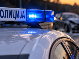 Policijski službenici na mestu gde su pronađeni polovni automobili na placu kod Tutina