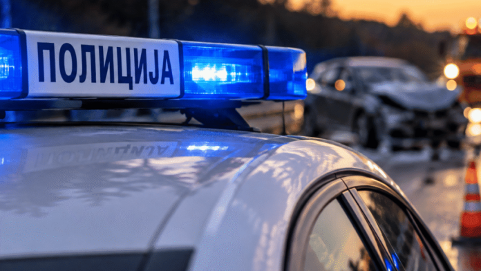 Policijski službenici na mestu gde su pronađeni polovni automobili na placu kod Tutina