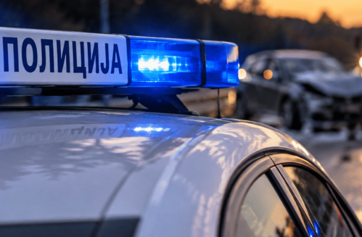 Policijski službenici na mestu gde su pronađeni polovni automobili na placu kod Tutina