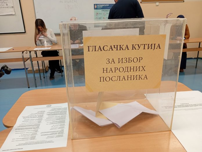 Zgrada Republičke izborne komisije (RIK) uz izborni rezultat na papiru ili ekranu