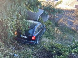 Polomljeno staklo na automobilu i ulica u Novom Pazaru nakon incidenta
