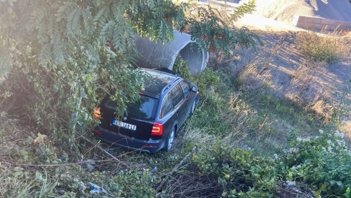 Polomljeno staklo na automobilu i ulica u Novom Pazaru nakon incidenta