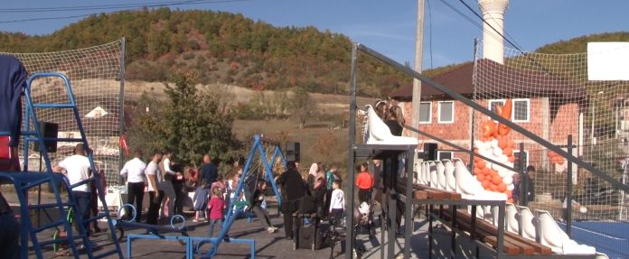 Svečano otvoreni dječije igralište i sportski tereni u Crnovršanima kod Novog Pazara