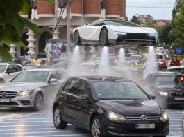 Ilustracija ili fotografija Teslinog električnog Roadstera tokom demonstracije tehnologije potisnika